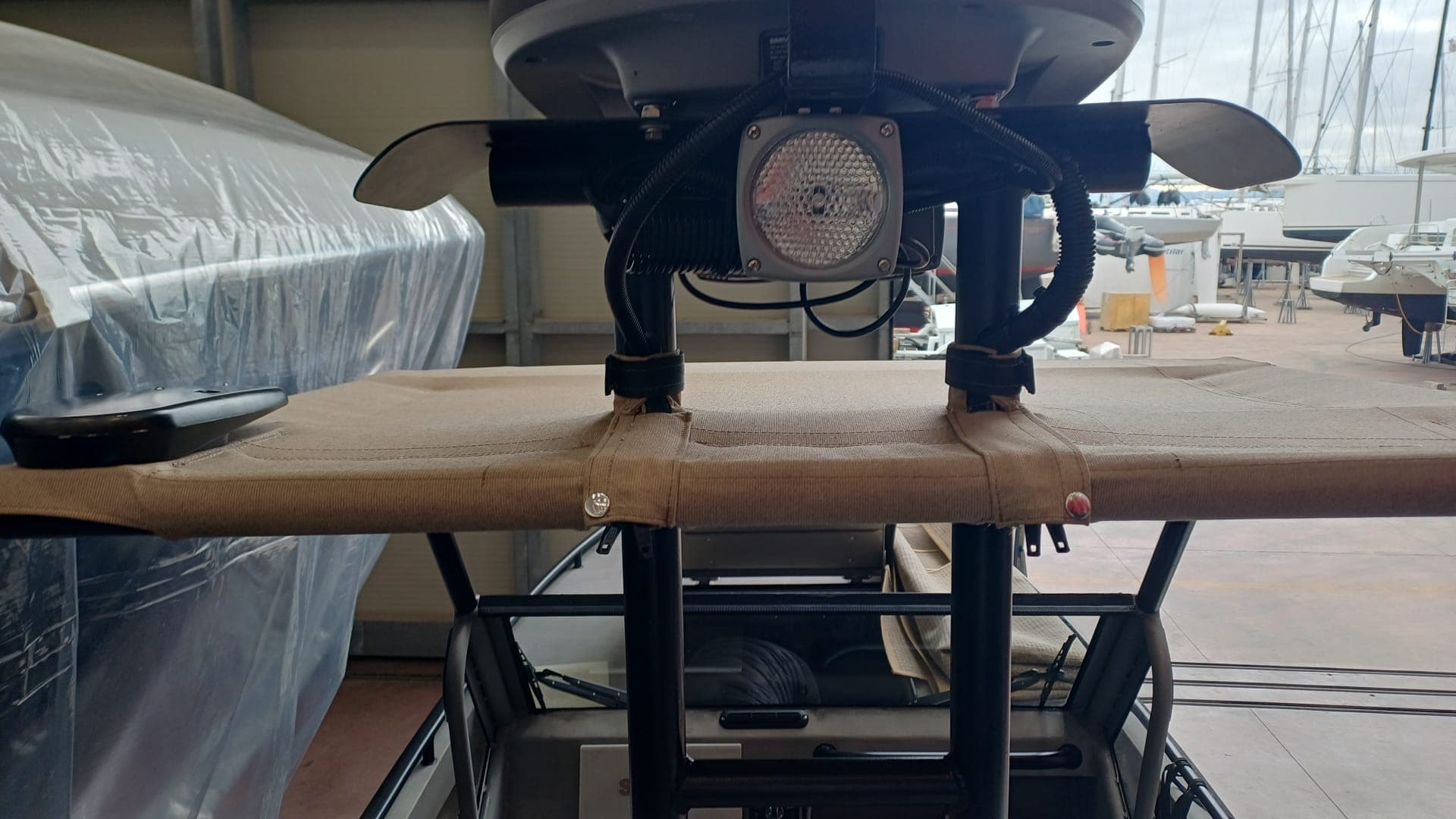 Dettaglio bimini beige dal basso, fissaggi e fari