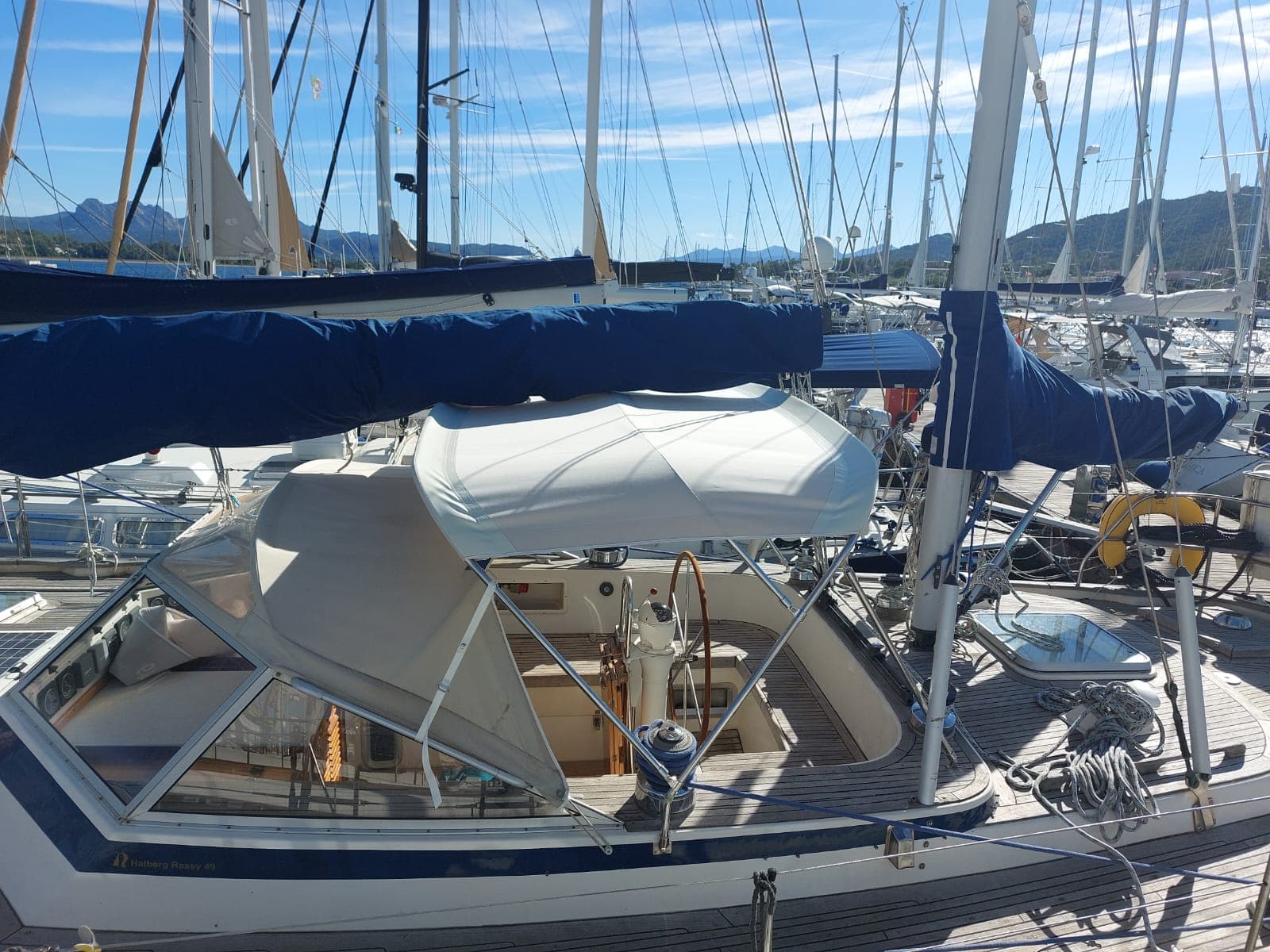 Sprayhood bianco su barca a vela — tappezzeria nautica WSAIL Sardegna