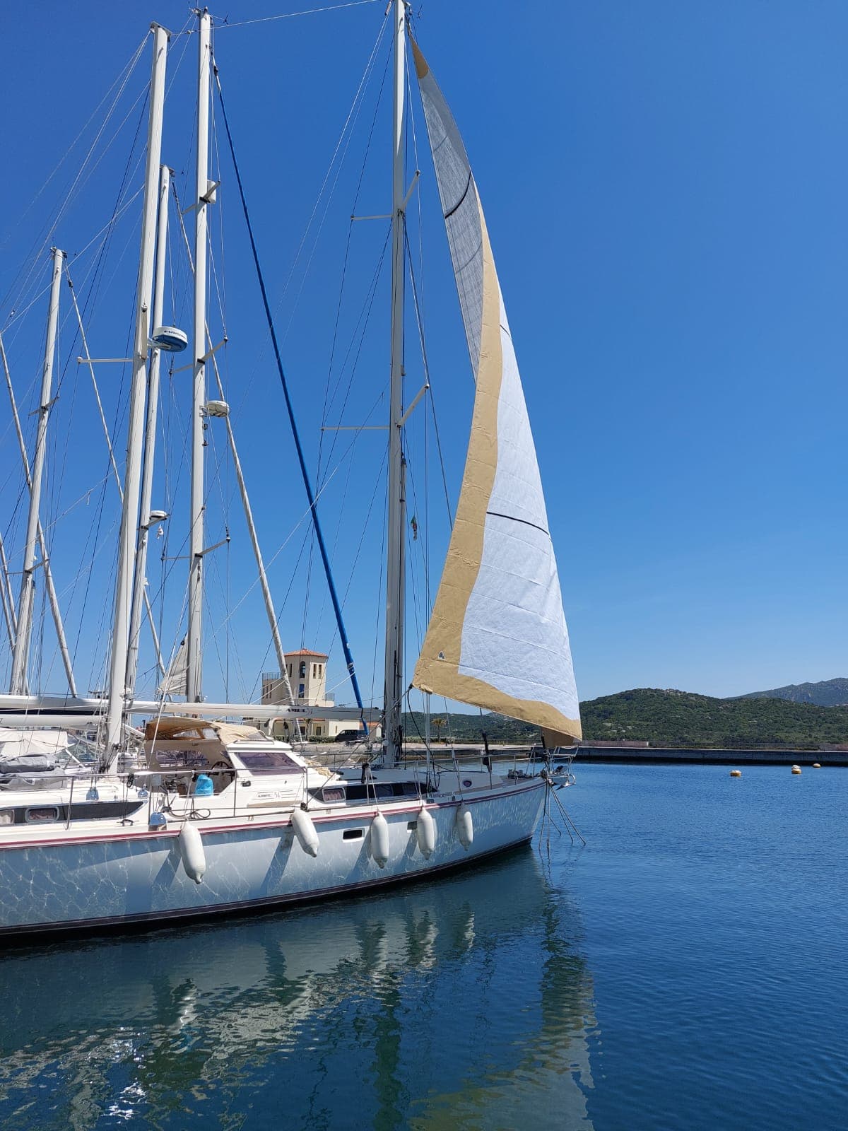 Vela issata in porto — veleria WSAIL Sardegna