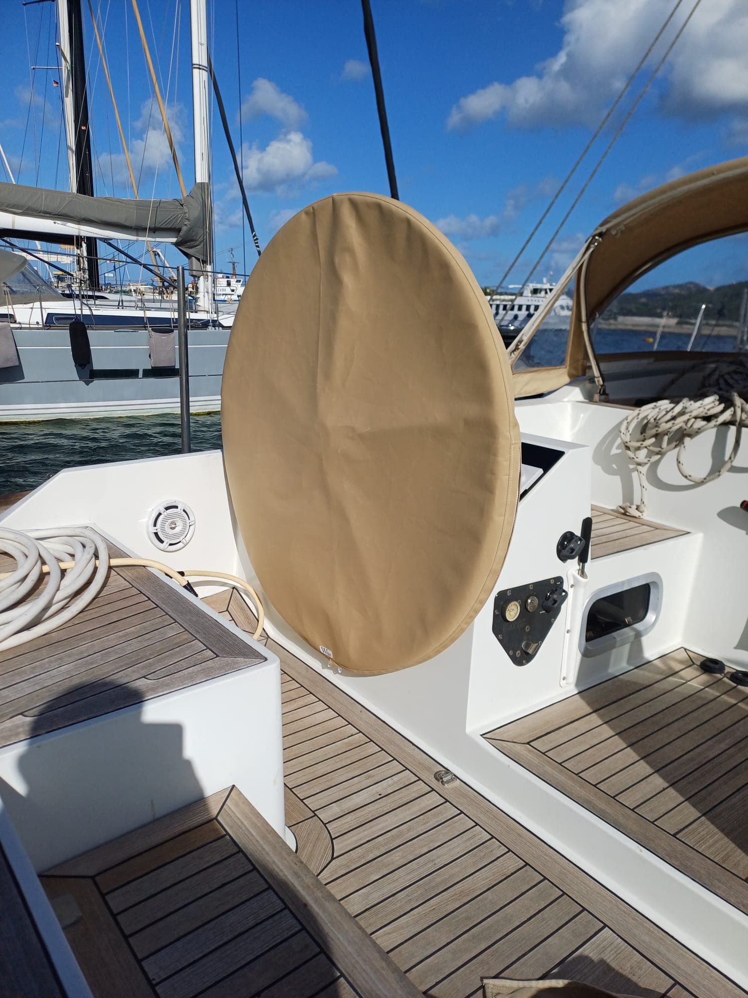 Copritimone beige su barca a vela, panorama mare aperto