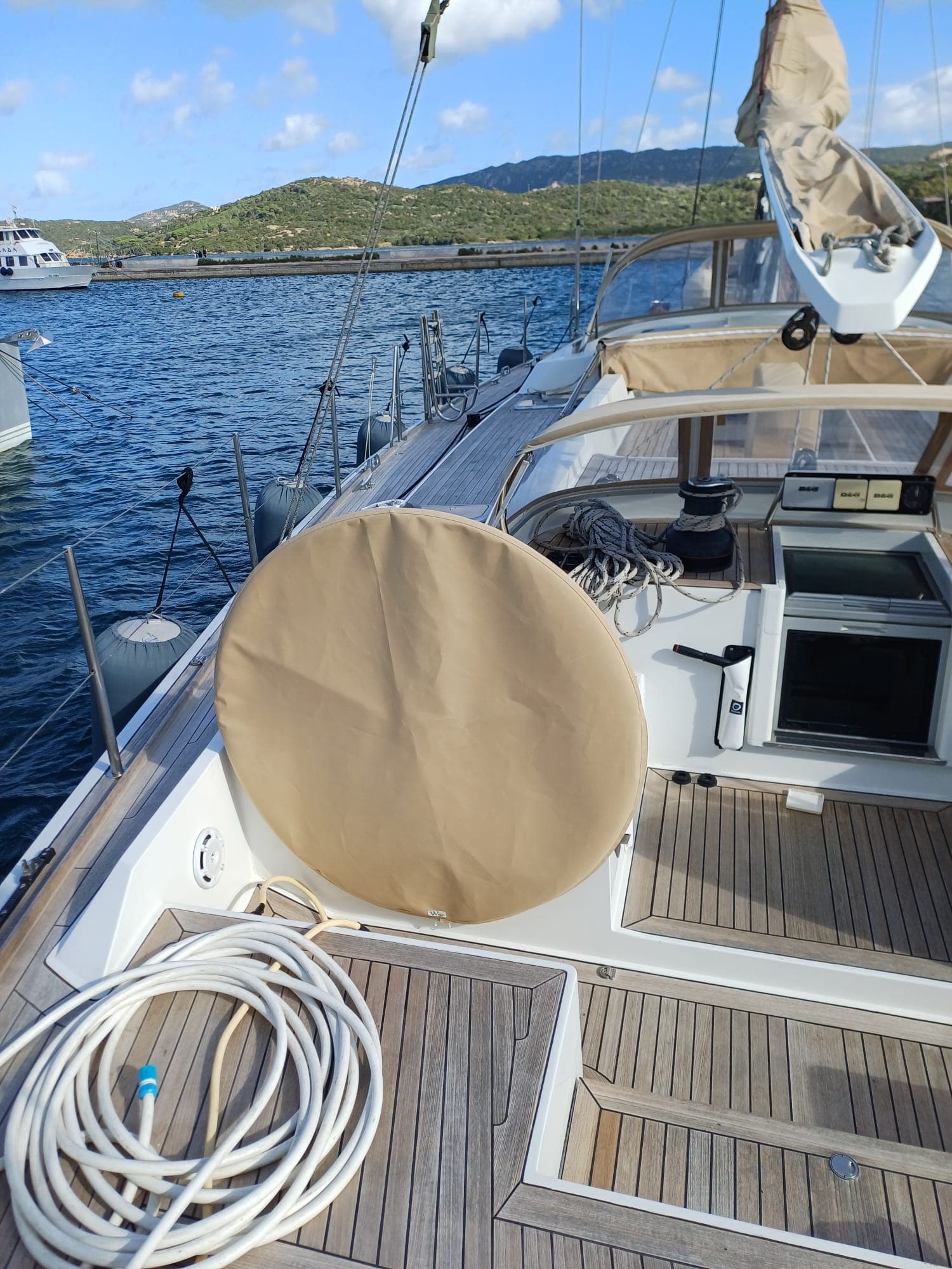 Copritimone beige, dettaglio frontale con panorama mare e colline