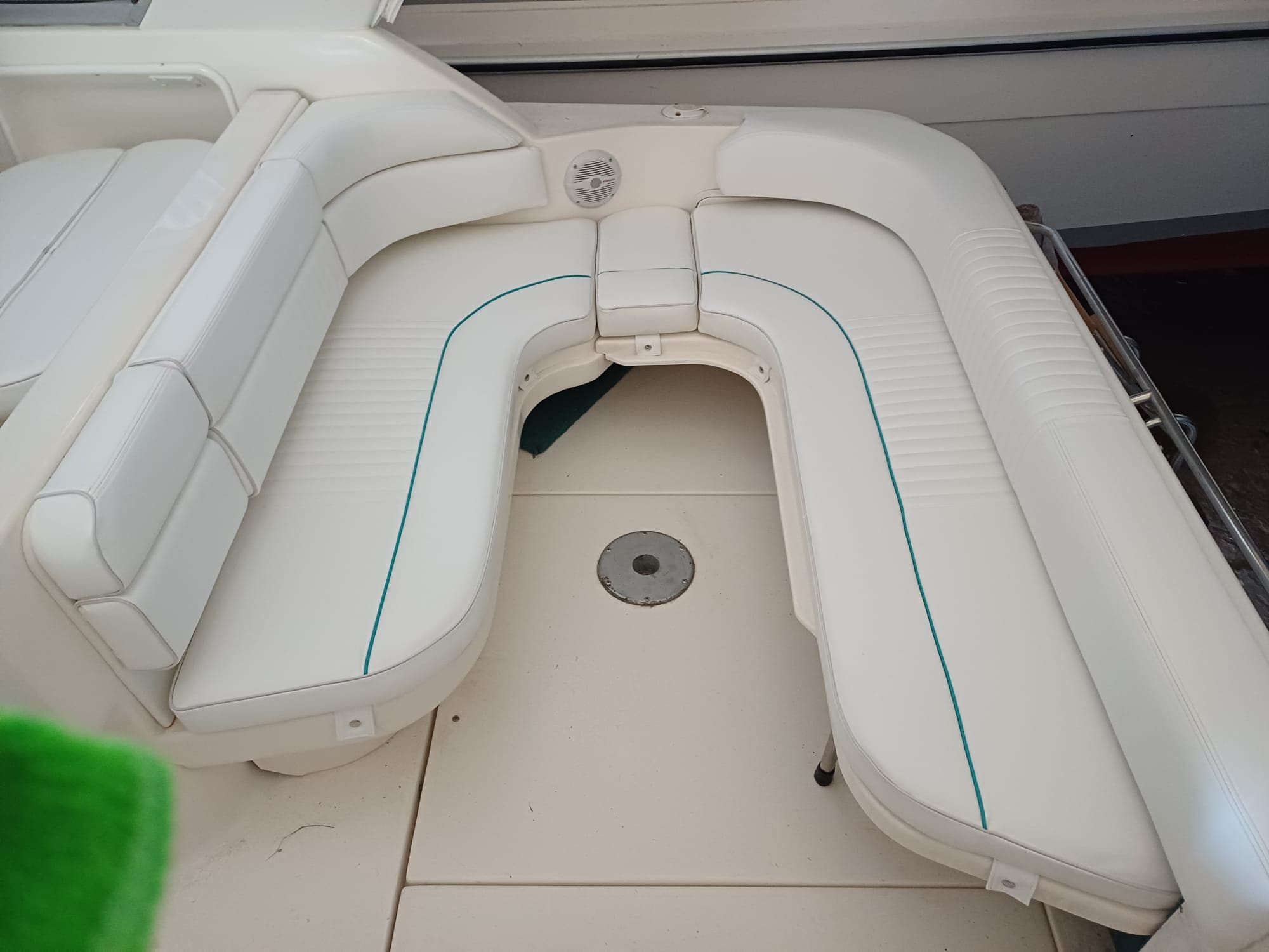 Cuscineria bianca con bordino turchese, forma a U su motoscafo
