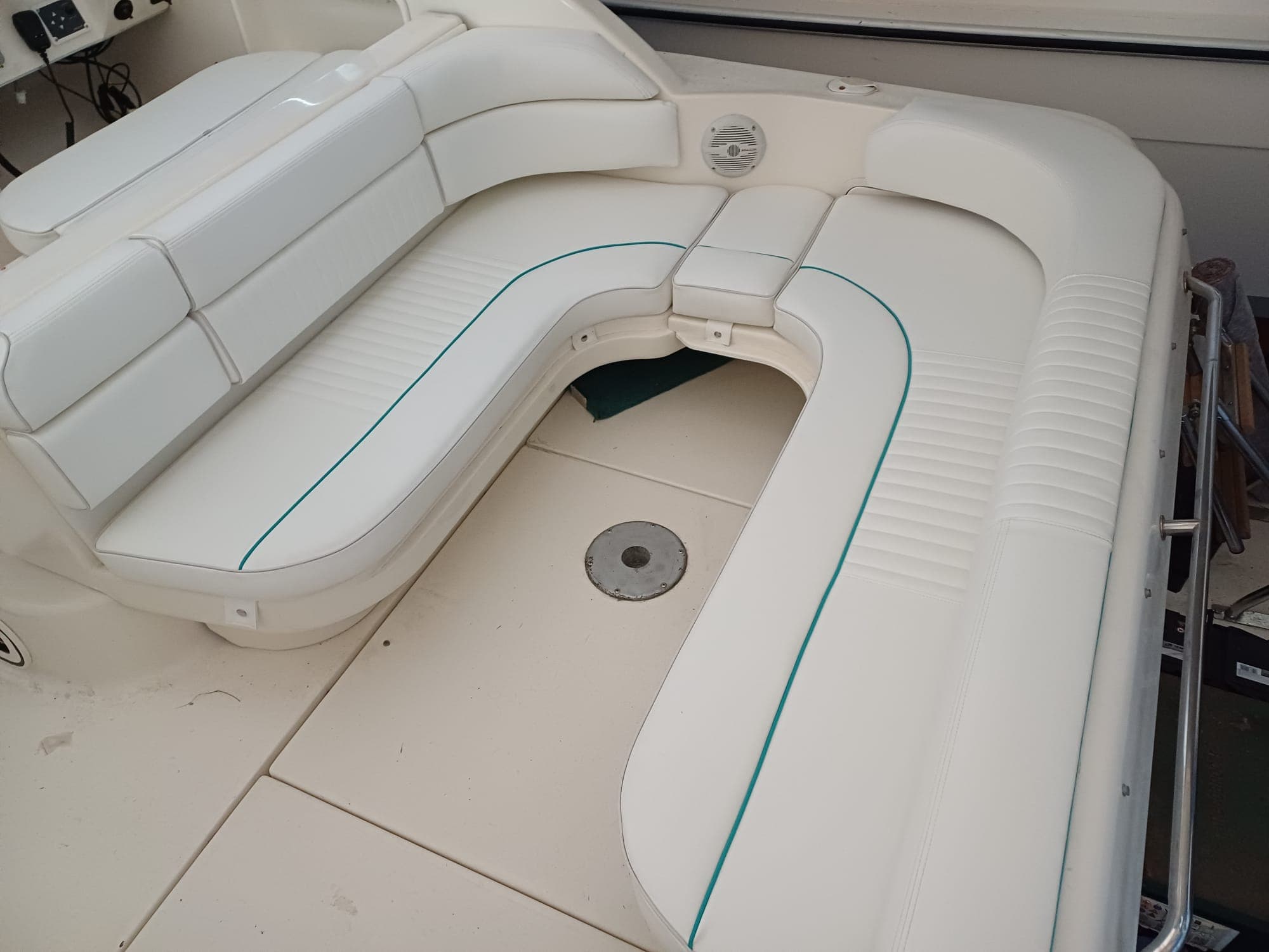 Cuscineria bianca con bordino turchese, secondo angolo