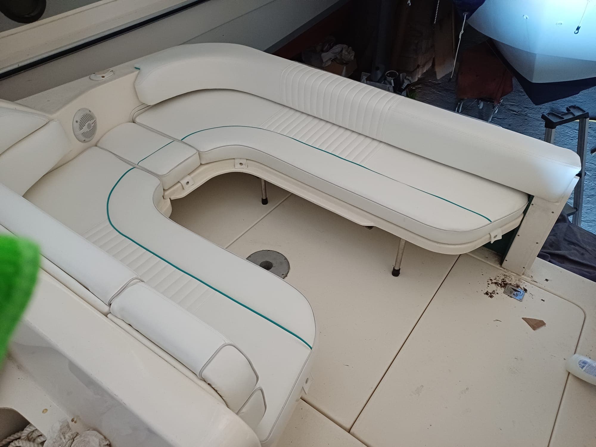 Cuscineria bianca con bordino turchese, vista ampia