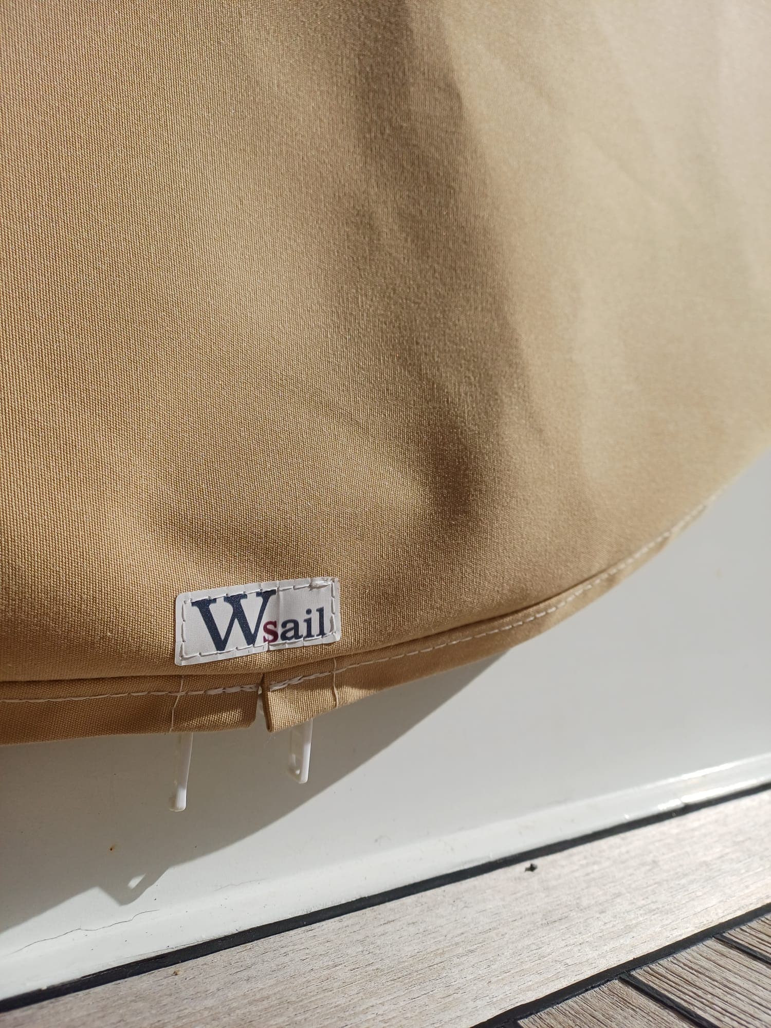 Etichetta Wsail cucita a mano su copritimone beige — qualità artigianale