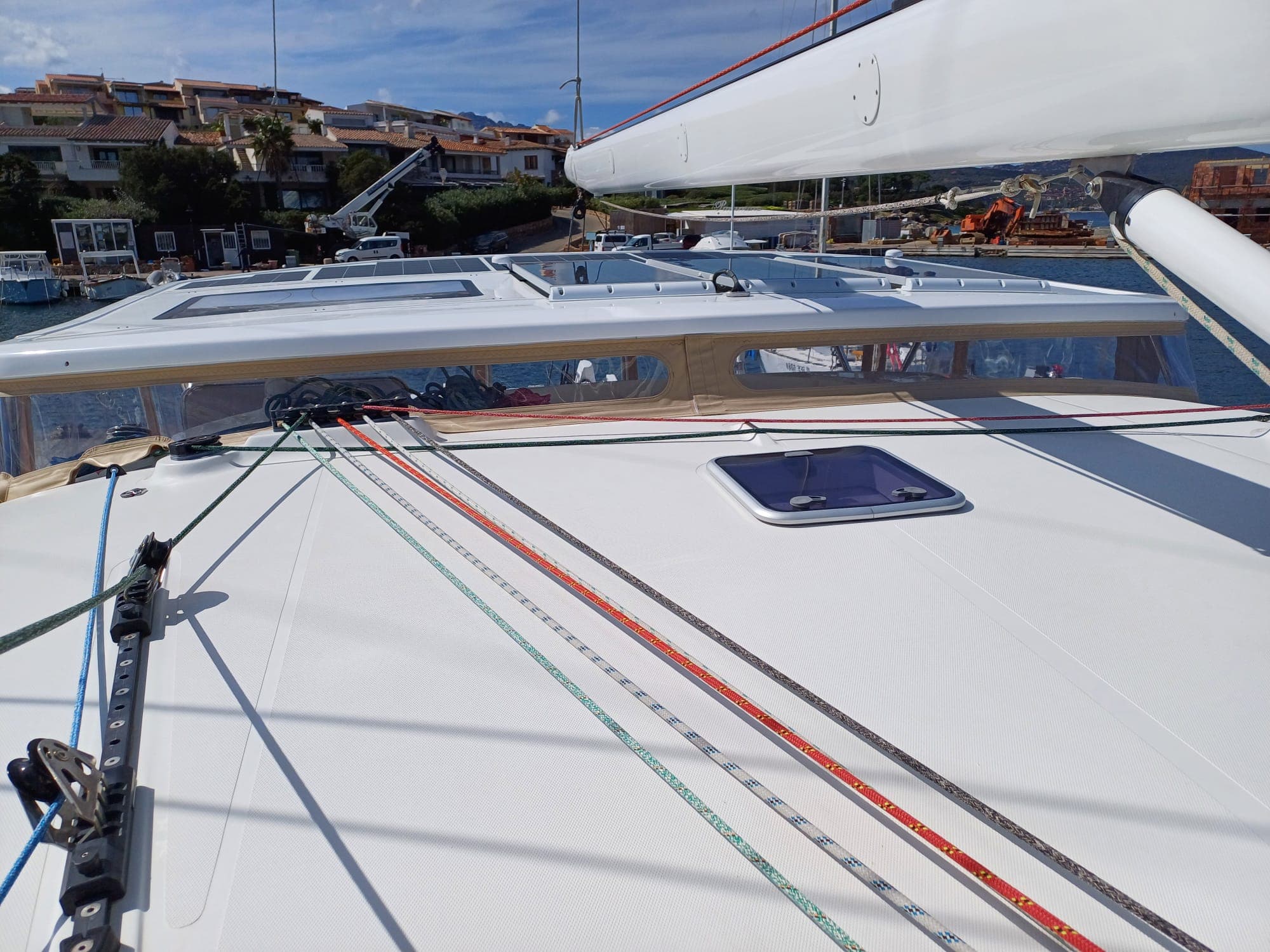 Sprayhood beige su catamarano, vista dall’alto con scotte colorate