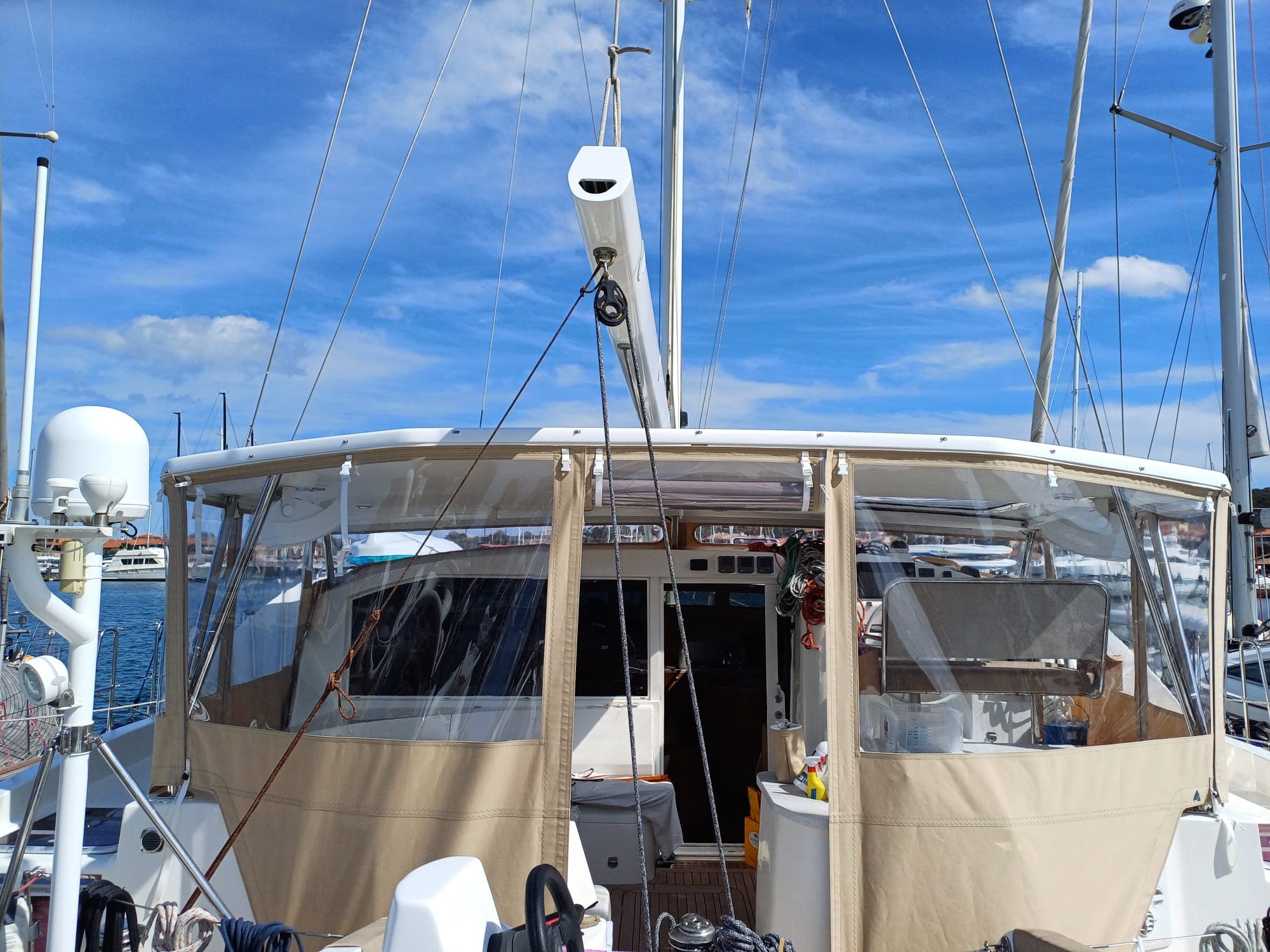 Sprayhood beige su catamarano, vista frontale da poppa