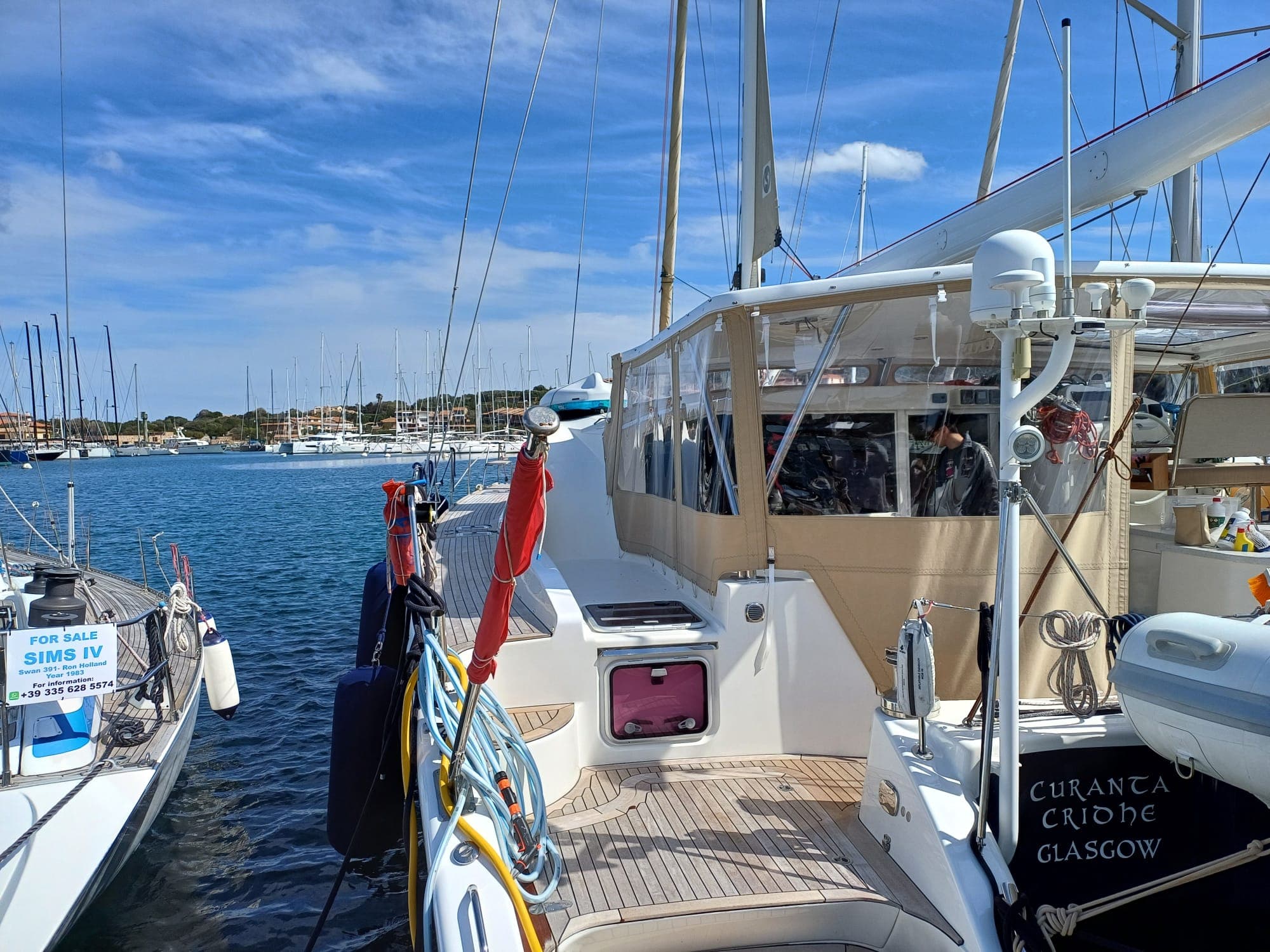 Sprayhood beige su catamarano, vista laterale con scotte colorate