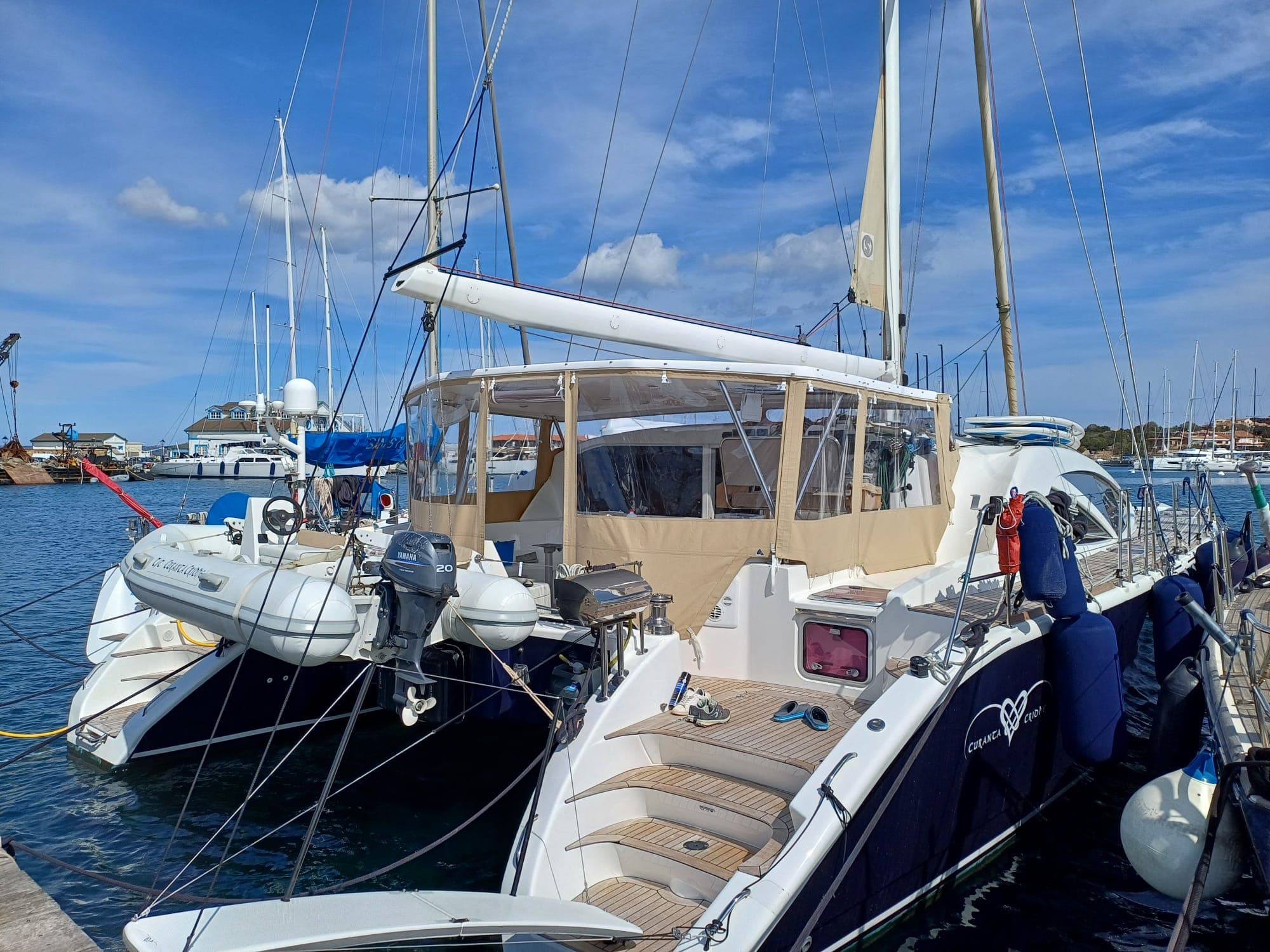 Sprayhood beige su catamarano, vista poppa laterale