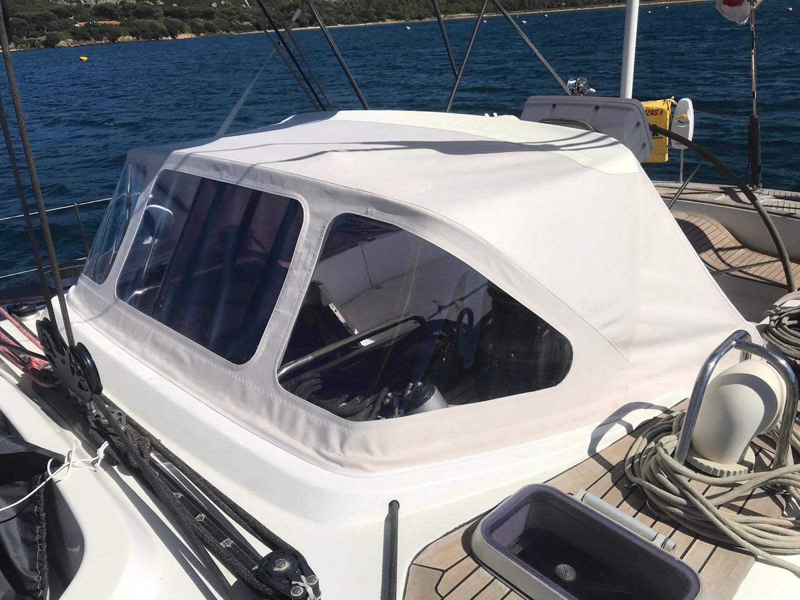 Sprayhood bianco su barca a vela, mare aperto Costa Smeralda