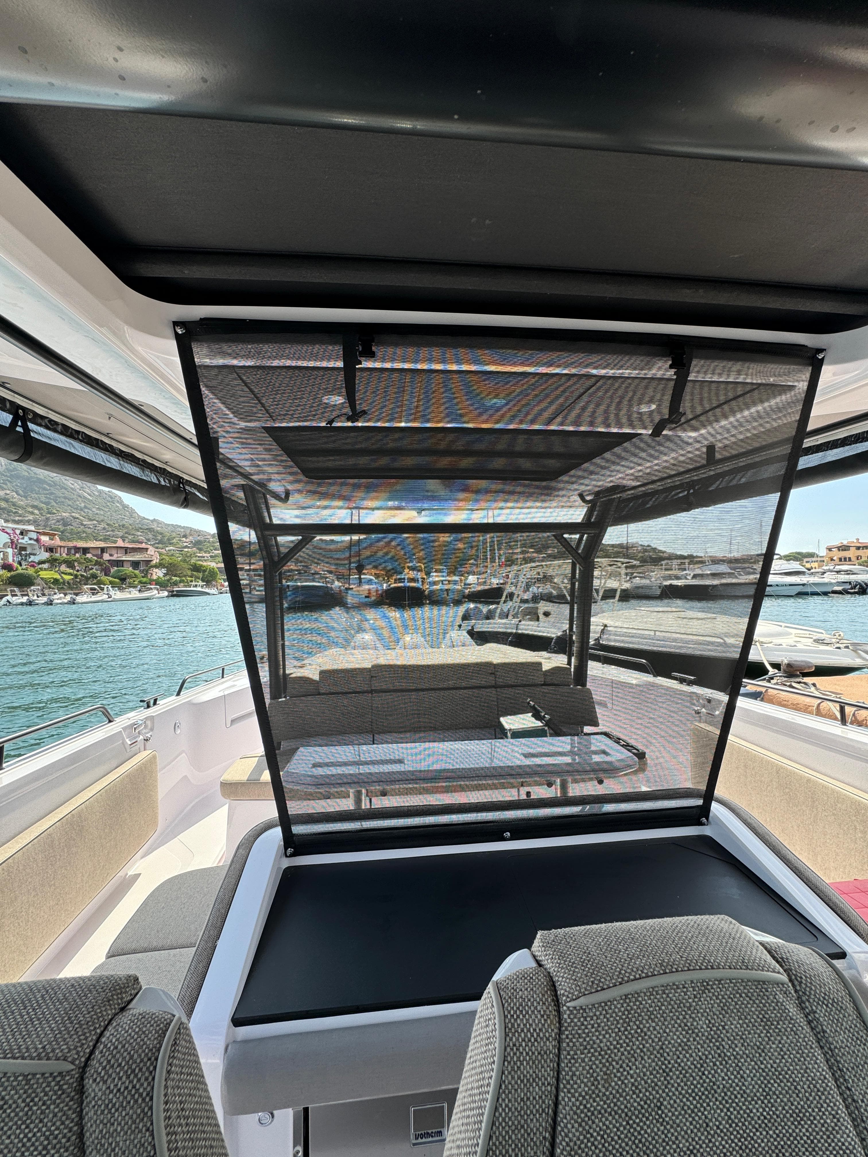 T-top nero su barca moderna con teli laterali avvolgibili e cuscineria