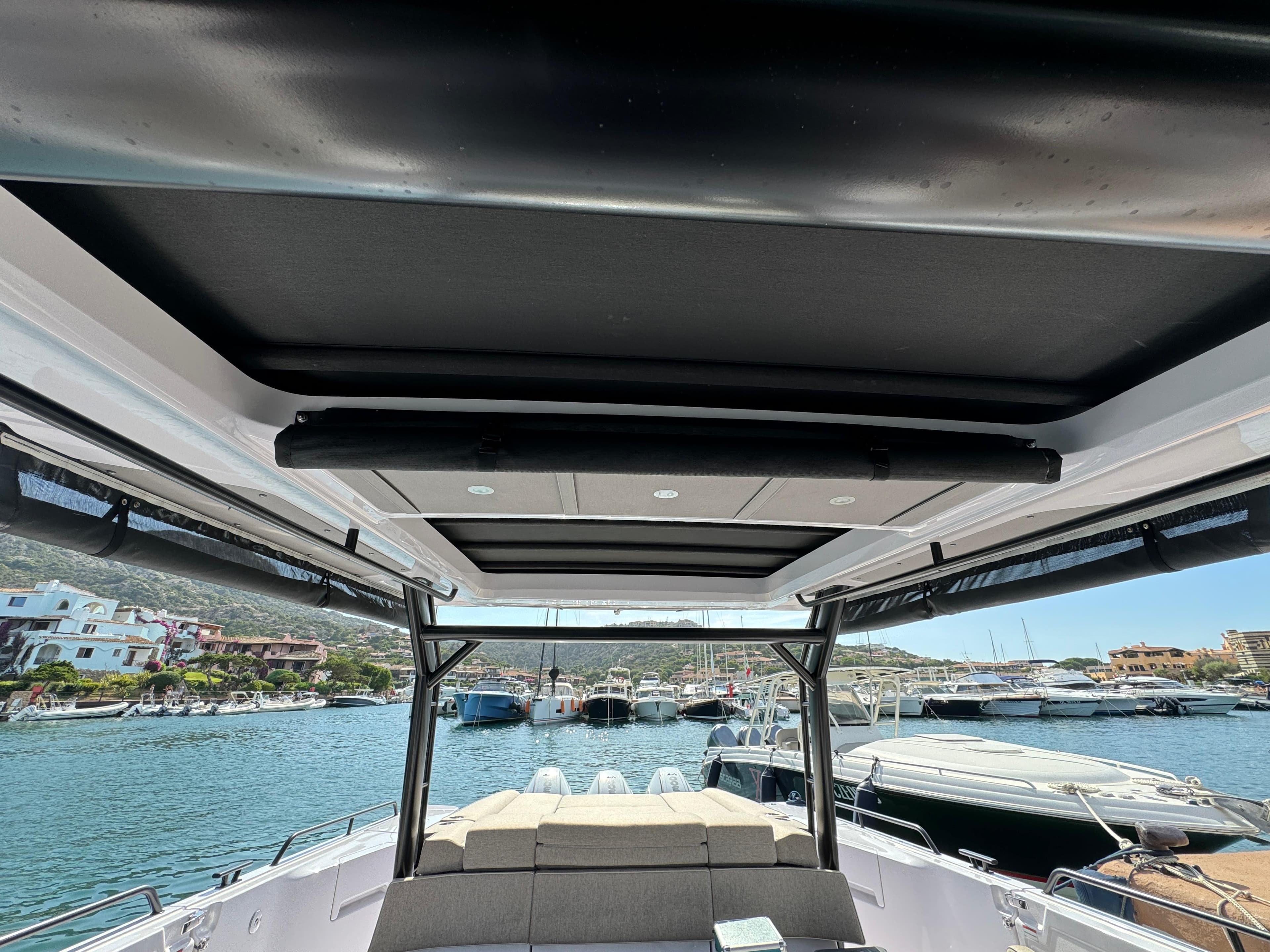 T-top nero con teli avvolgibili, vista da sotto, porto Costa Smeralda