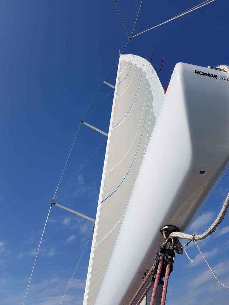 Vela Romar in navigazione, vista dal basso con cielo azzurro