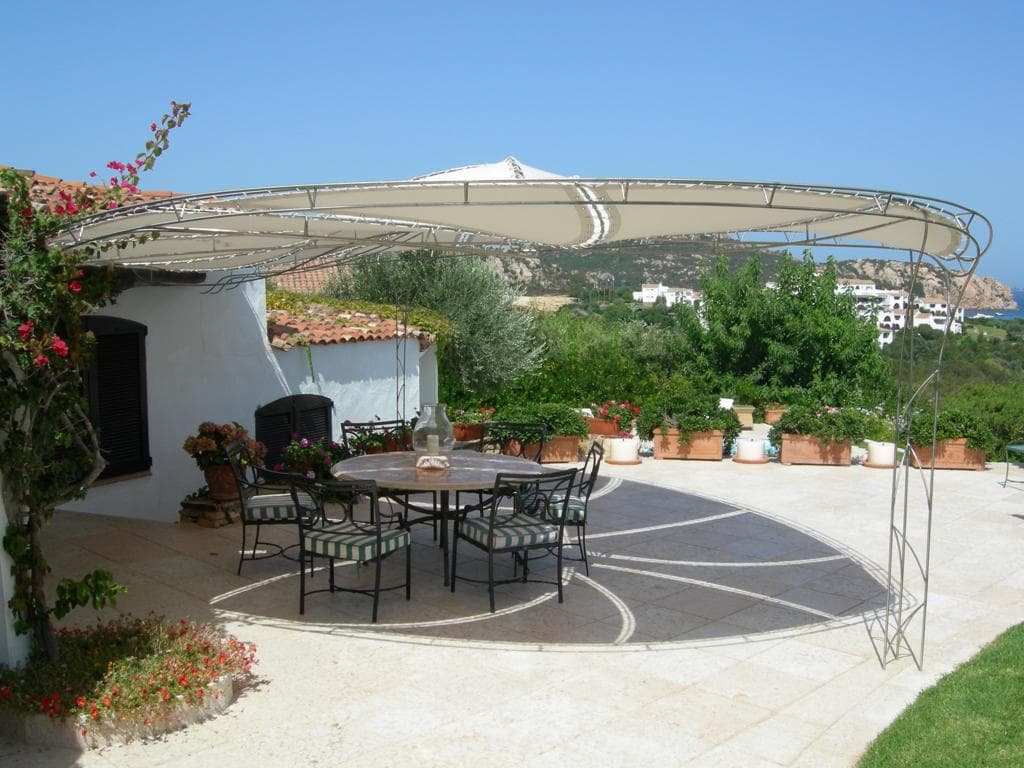 Tensostruttura ombreggiante con tavolo da pranzo e vista mare — WSAIL Sardegna
