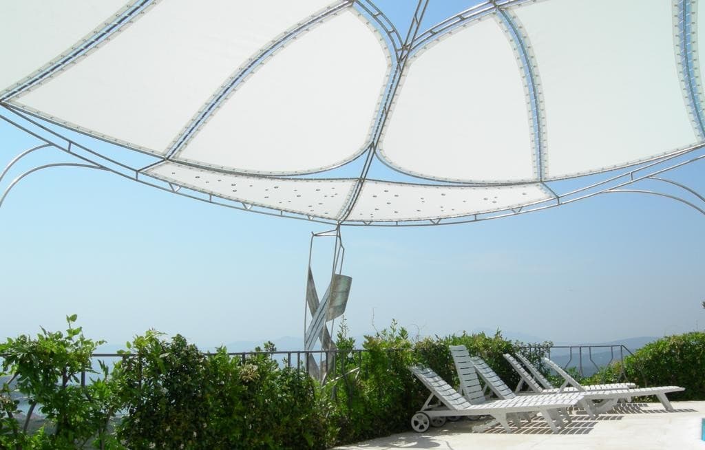 Tensostruttura con sdraio e vista mare panoramica — blog WSAIL Sardegna