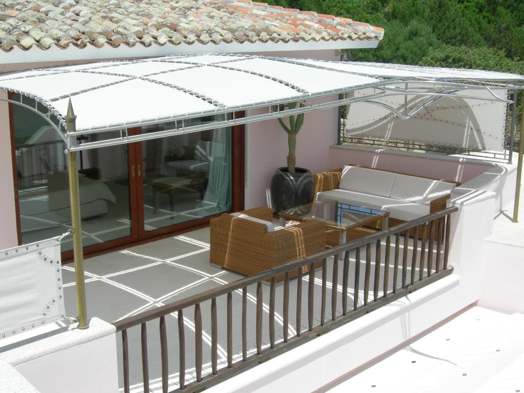 Tensostruttura su terrazza con salotto e vista mare — contatti WSAIL Sardegna
