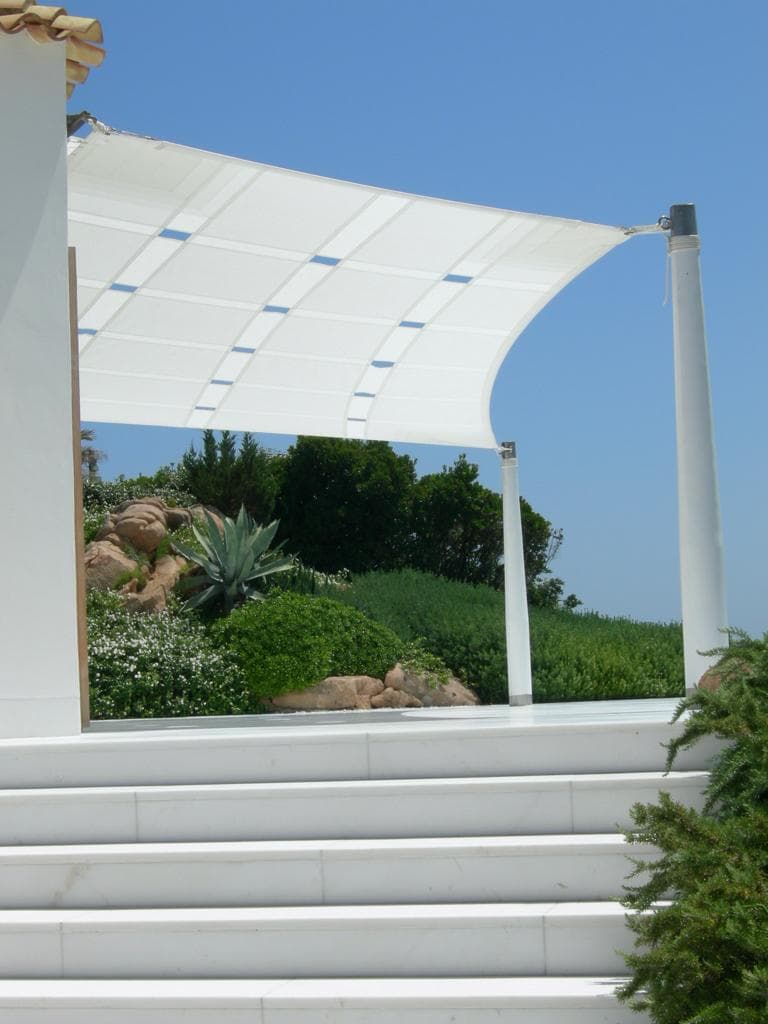 Pannelli tessili su villa con colonne e scalinata — WSAIL Sardegna servizi