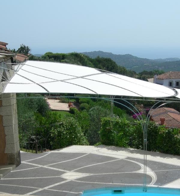 Tensostruttura ombreggiante su terrazza con vista panoramica in Costa Smeralda — realizzata da WSAIL Sardegna