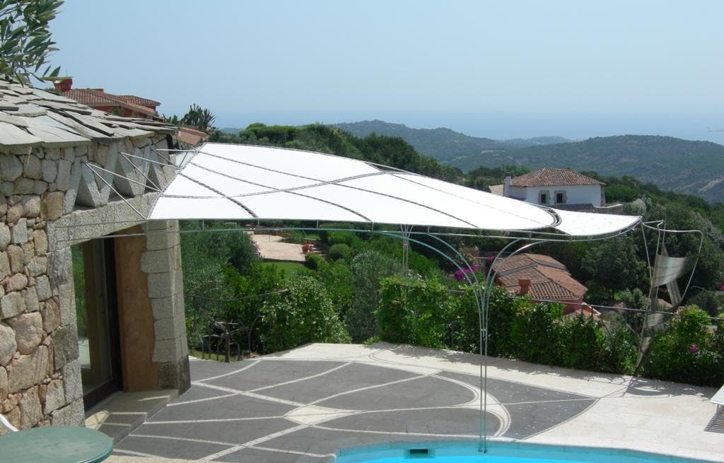 Tensostruttura ombreggiante su terrazza con vista panoramica in Costa Smeralda — realizzata da WSAIL Sardegna
