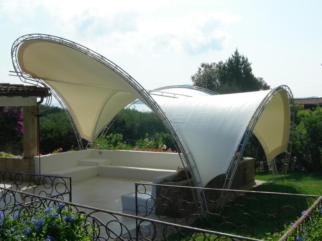 Grande vela ombreggiante su villa con palme, vista dall’alto